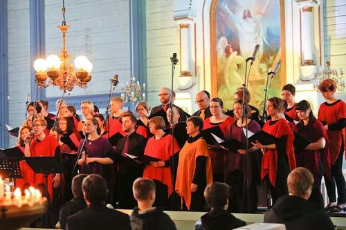 Gospelkuoro Roihu Peräseinäjoen kirkossa laulamassa Gospel Retro -konsertissa keväällä 2016.