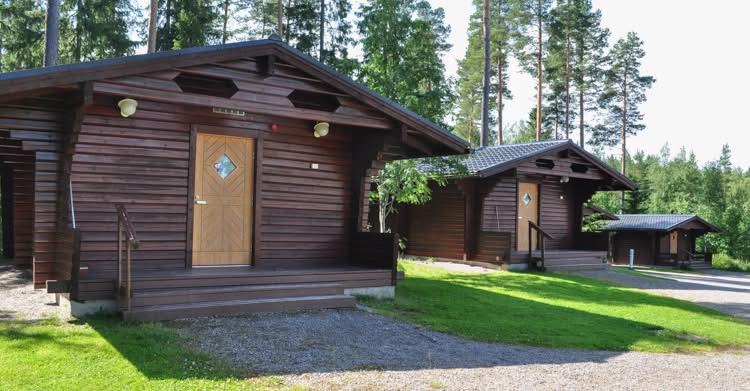 Kolme Kesärannan kevythirsistä mökkiä.