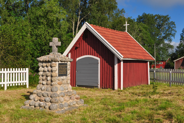 Muistokivi Auneen hautausmaalla.