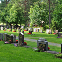 Hautakiviä Jurvan uudella hautausmaalla.