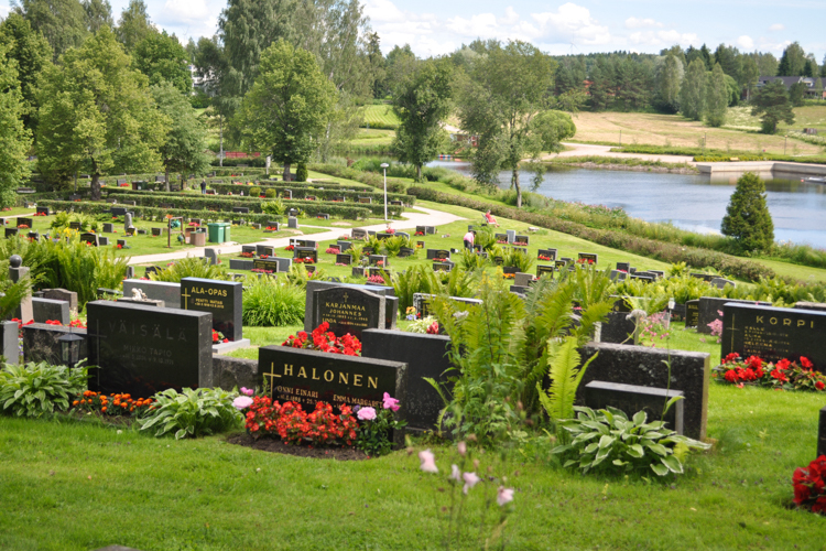 Maisema Kurikan hautausmaalta, taka-alalla Kyrönjoki.