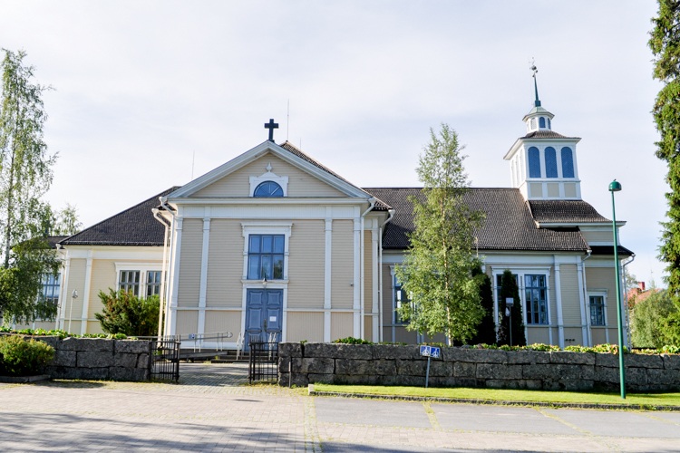 Jalasjärven kirkko ulkopuolelta.