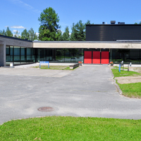 Seurakuntakeskuksen pääovi keskellä ja kulku diakoniatoimistoon kuvassa vasemmalla.