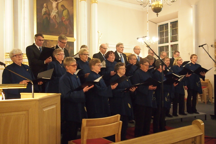 Kurikan kirkkokuoro Yhyren tähären -konsertissa laulamassa 16.9.2016.