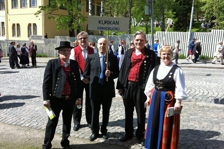 Kurikan kirkkokuorolaisia Kirkon musiikkijuhlilla Jyväskylässä kansallispuvuissa vuonna 2012.
