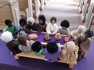 Jeesus opetuslasten kanssa pääsiäisaterialla