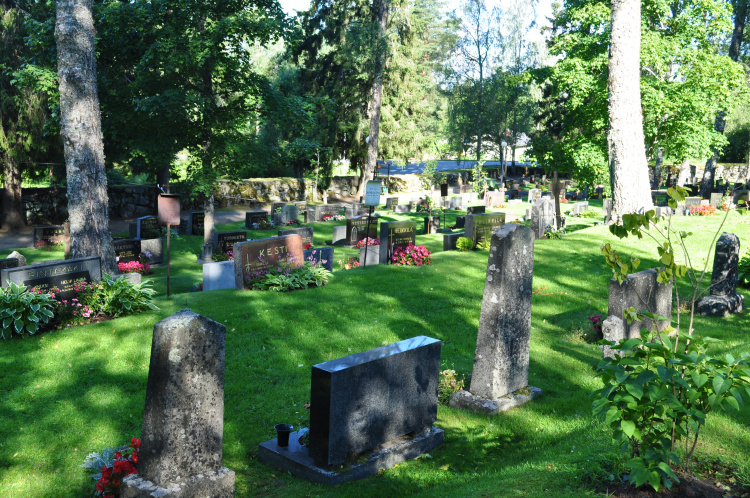 Hautoja kesäaikaan Jurvan vanhalla hautausmaalla
