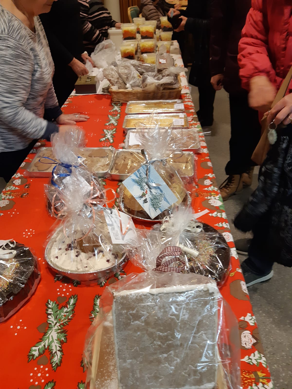 Joulumarkkinat Kuvassa joulumarkkinapöytä