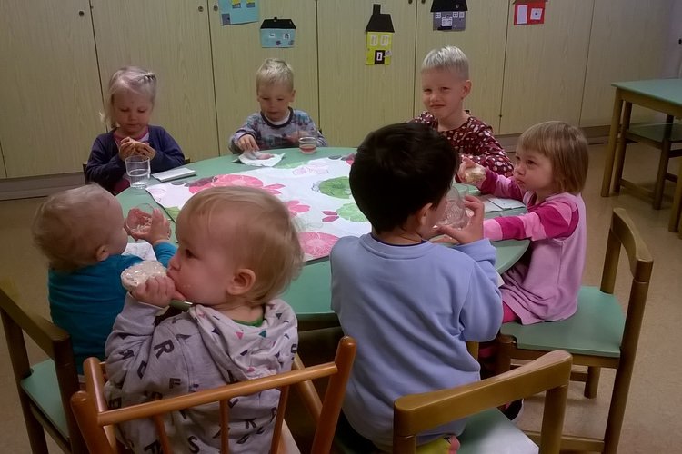 Lapsia Jyrän kerhotuokiossa pöydän ympärillä.