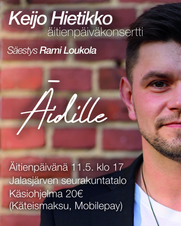 Keijo Hietikon konsertti Lähikuva, jossa laulaja näkyy puoliksi, taustalla punainen tiiliseinä