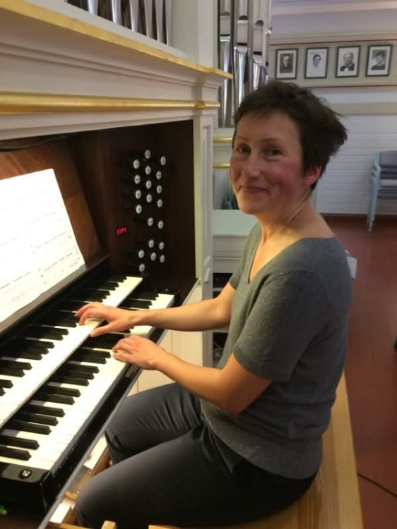 Urkukonsertti. Maarja Korts Maarja Korts Jalasjärven kirkon urkujen soittopöydän ääressä