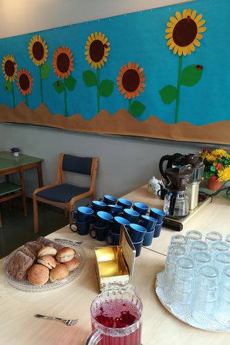 Seurakuntakeskuksen perhekahvilan tarjoilut, joissa on kahvia, teetä, mehua, leipää ja pullaa.