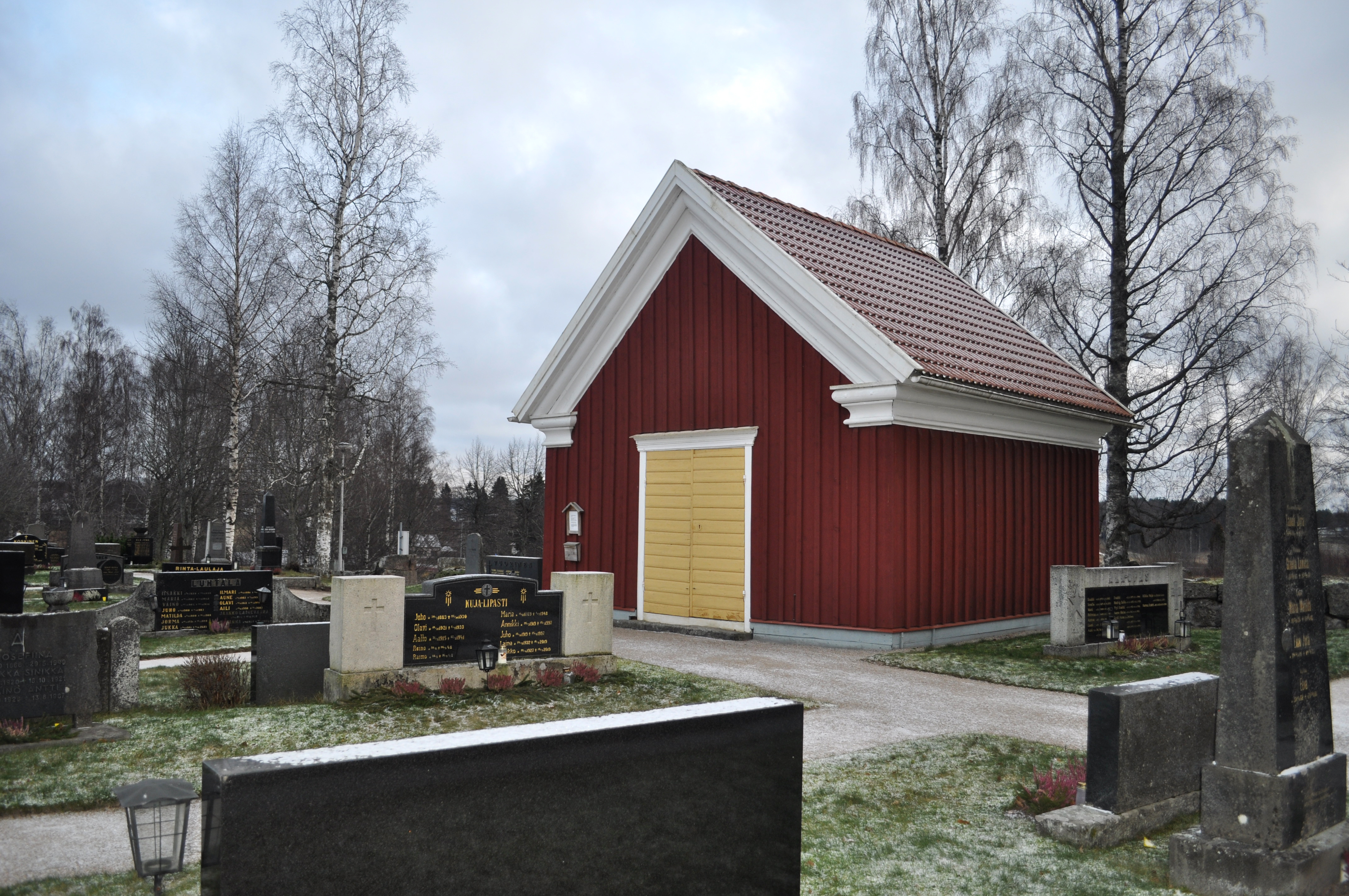 kuva punaisesta rakennuksesta eli talvihaudasta