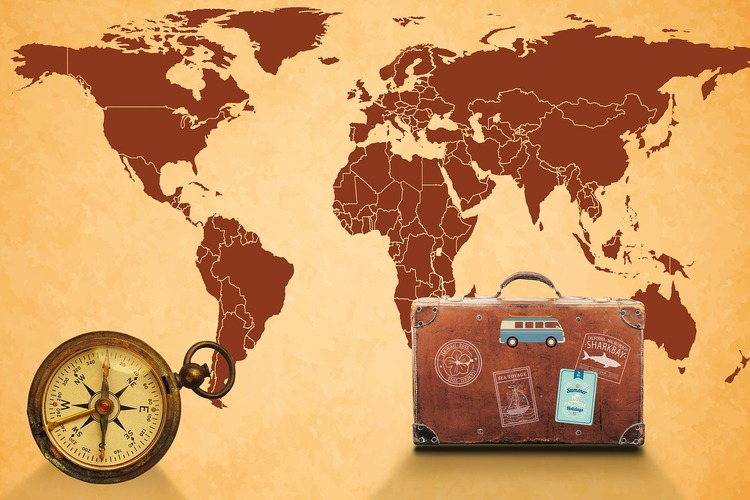 Maailmankartta jossa on myös matkalaukku ja kompassi.
