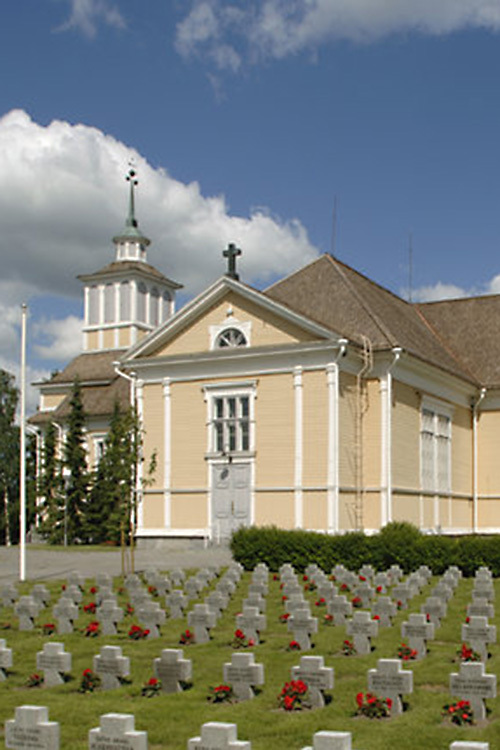 Jalasjärven kirkko, etualalla sankarihautoja
