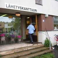 Lähetyskanttuuri Henkilö astuu sisään Lähetyskanttuurin etuovesta.